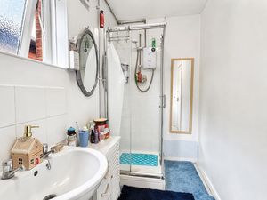 Shower room- click for photo gallery